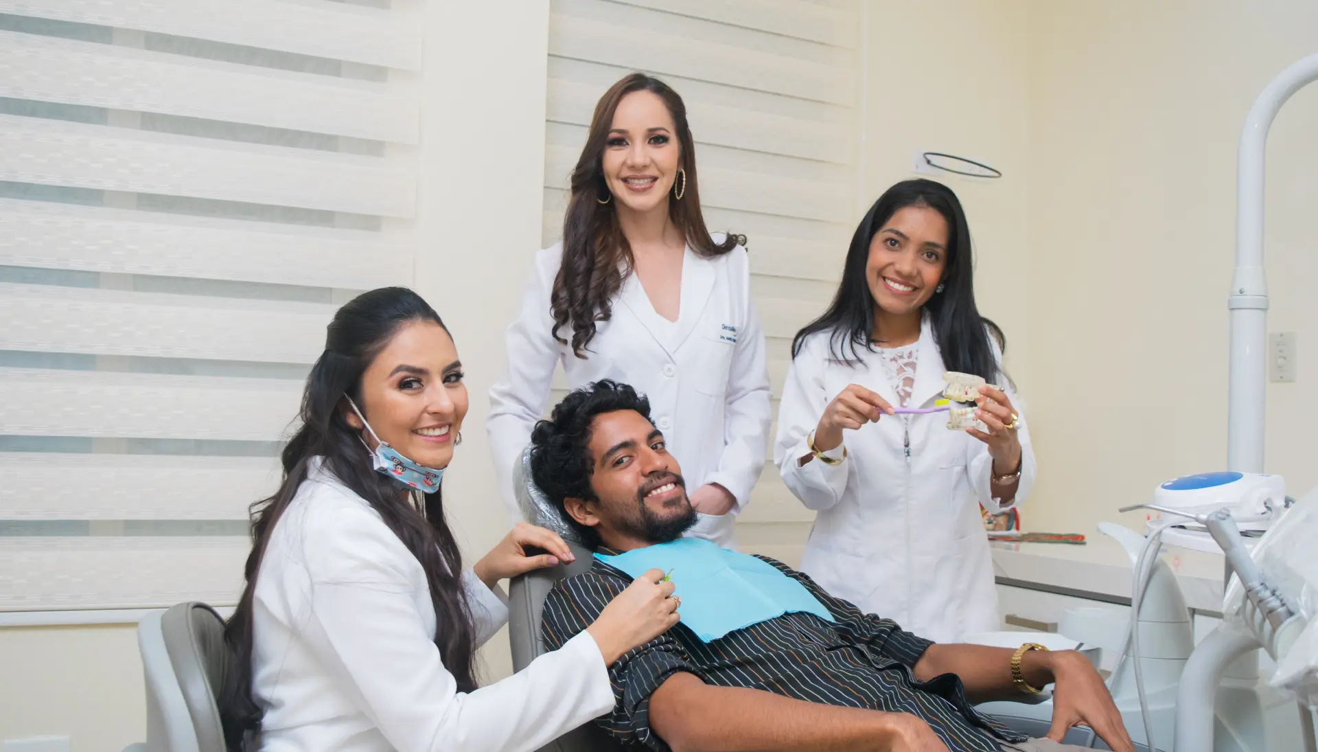 El equipo de dental Max por hacer un blanqueamiento dental en Portoviejo